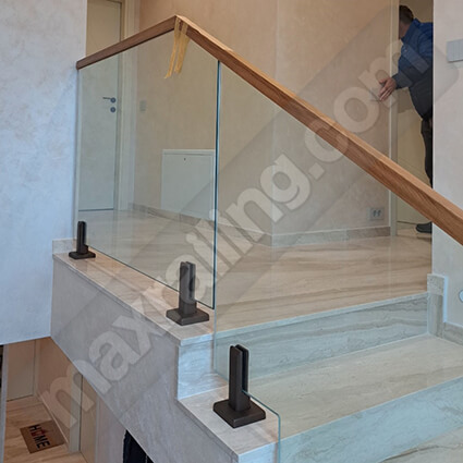 Стъклен парапет с ниски колонки